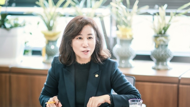 [기획 인터뷰] 화성시의회 김경희 의장 "국제공항 필요하다면 현재의 군공항 위치가 제격"