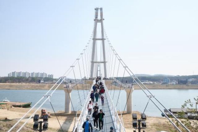 지역균형발전사업 일환 '여주 남한강 출렁다리' 개통