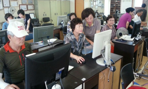 자료사진 DB = 신중년 세대의 재취업을 위한 교육 자료사진 DB = 신중년 세대의 재취업을 위한 교육
