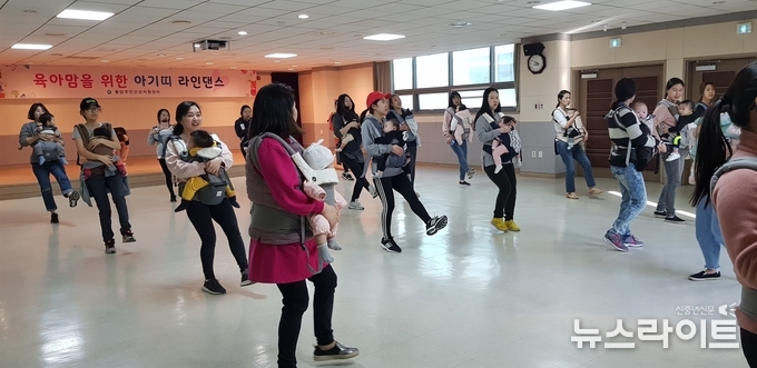 아기띠 라인댄스 교실 모습
