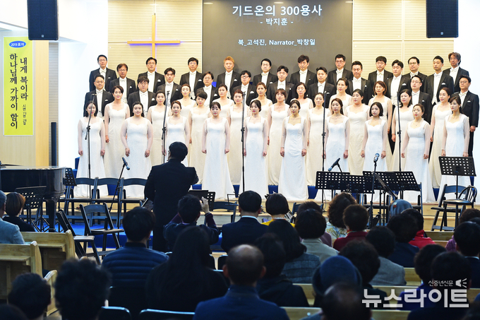 수원시립예술단이 화성시 수촌교회에서 공연을 하고 있다.