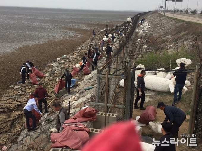 화성방조제에서 민군관 합동으로 진행된 해양환경정화 모습