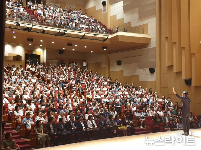 소통전문가 김창옥에게 듣는 ‘토닥토닥 소통학개론’ 인문학 콘서트