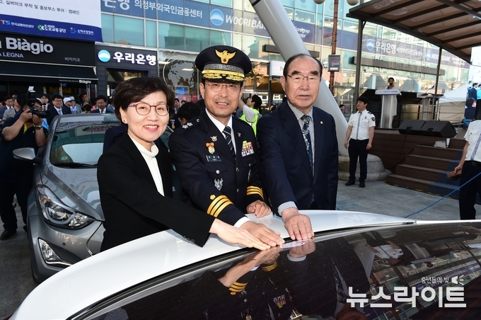 왼쪽부터 이화순 부지사, 최해영 청장, 이종한 대한노인회경기도연합회장