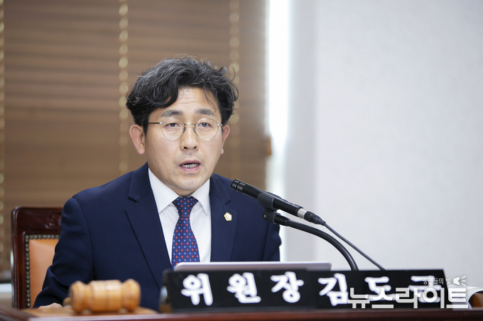 화성시의회 기획행정위원회 김도근 위원장이 2019년 행정사무감사를 진행하고 있다.