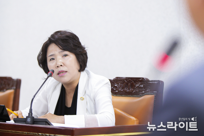 화성시의회 기획행정위원회 박연숙 의원이 2019년 행정사무감사에서 질의하고 있다.