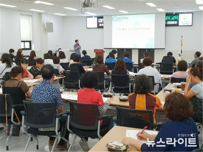 지역사회보장협의체 대상 건강교육을 받고 있는 모습