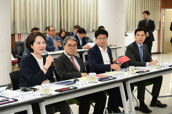 왼쪽부터 유은혜 부총리 겸 교육부장관, 이재정 경기도 교육감, 염태영 전국시장군수구청장협의회 회장(수원시장), 서철모 화성시장