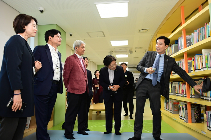 동탄중앙이음터 시설을 설명하는 서철모 화성시장