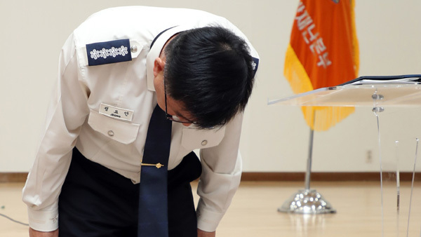 '대국민 사과문' 발표 후, 고개 숙여 사과하는 정요안 청문감사담당관