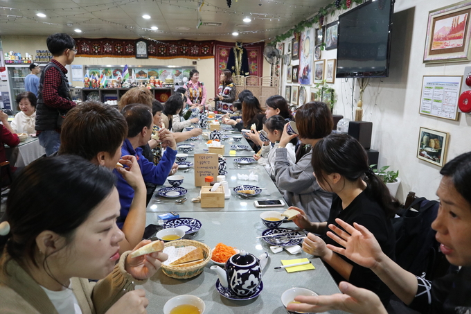 23일 다문화푸드랜드 내 우즈베키스탄 식당 ‘타슈켄트’에서 ‘실크로드의 중심 우즈베키스탄의 맛’을 주제로 열린 '바자르 매산'