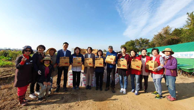 도시농부학교 수료식에서 지역 내 사회취약계층에게 사랑의 농산물을 전달