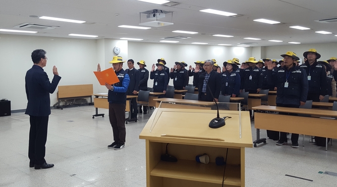 미세먼지 환경감시단이 발대식에서 선서를 하고 있다. ⓒ뉴스라이트