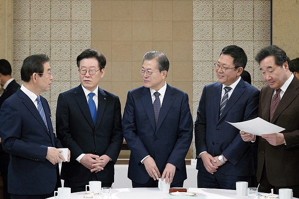 왼쪽부터 박원순 서울시장, 이재명 경기도지사, 문재인 대통령, 박남춘 인천시장, 이낙연 총리 - 청와대 제공