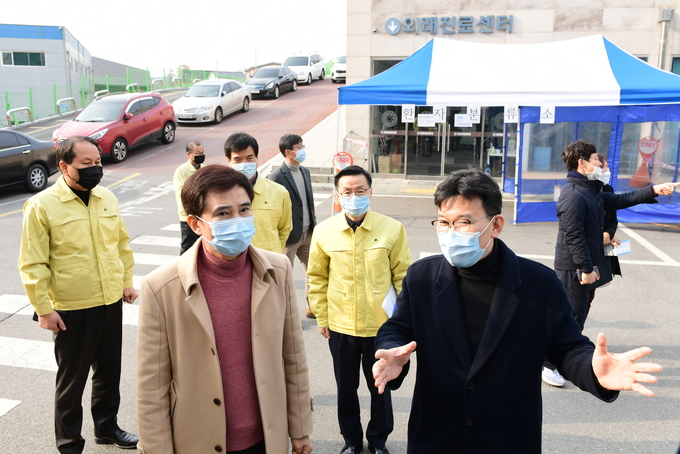 선별진료소 현장점검을 하고 있는 서철모 화성시장(좌)
