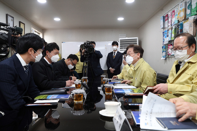 이재명 경기도지사가 9일 안성시 양성면의 마스크 제조업체 와이제이코퍼레이션을 방문해 애로사항을 청취하고 있다. ⓒ뉴스라이트