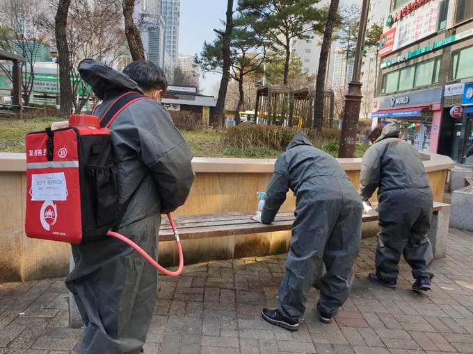 화성시 기업, 시민, 민간단체의 기부 행렬과 공동방제 참여가 이어지며 주위를 훈훈하게 하고 있다. ⓒ뉴스라이트
