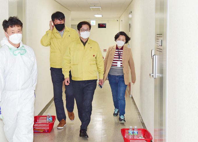 무증상 해외입국자 임시생활 시설을 점검하는 염태영 수원시장
