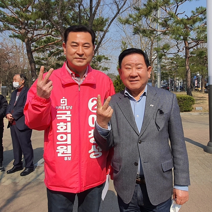 미래통합당 이창성 국회의원 후보(수원시갑, 장안)와 김용서 전 수원시장(오른쪽)