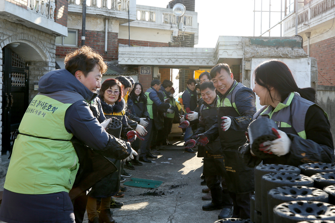 수원도시공사 노사공동봉사단이 지난해 12월 권선구에서 연탄배달 봉사활동을 하는 모습
