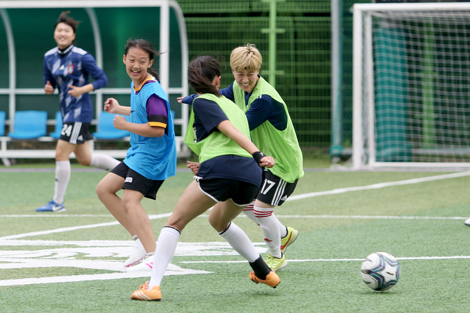 지난해 5월 수원도시공사 여자축구단 일일체육교사 행사에서 선수단이 학생들과 축구를 하고 있다.