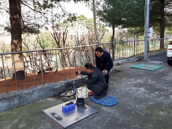 수돗물 평가위원회 위원(오른쪽)이 참관한 가운데, 수원시 상수도사업소 관계자가 채수 작업을 하고 있는 모습
