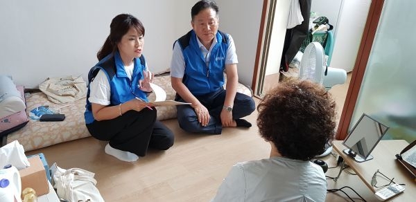 이미지 자료사진 = 수원시 사회복지 공무원이 위기가구를 방문해 면담하는 모습
