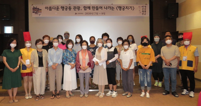 수원 화성행궁의 야간개장 안전 지킴이, ‘행궁지기’로 참여한 주민들