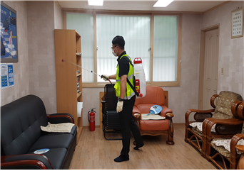 경로당 방역 소독하는 모습