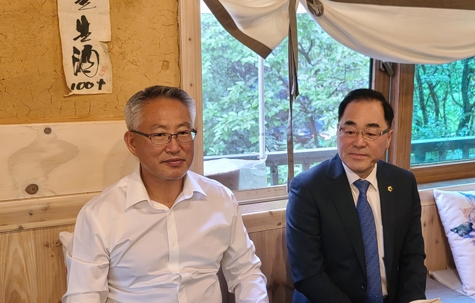 성남언론인협회 고태우 회장(왼쪽)과 윤창근 성남시의회 의장