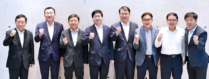 1일 더불어민주당 소속 경남지역 시장, 군수들이 창원시에서 조찬 정책간담회를 갖고 최고위원 후보로 나선 염태영 수원시장(사진 가운데)을 지지하고 있다.(제공=염태영 최고위원 후보 캠프)