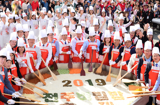 2019년 10월 전주비빔밥 축제를 축하하기 위해 참석한 염태영 수원시장과 수원시 대표단이 비빔밥 퍼포먼스를 함께 하고 있다.
