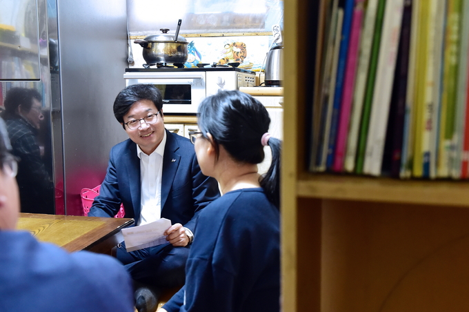 영통구에 사는 7자녀 가정을 방문한 염태영 수원시장