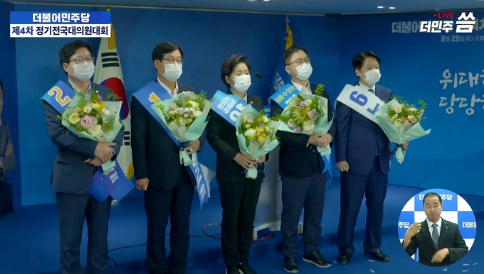 29일 염태영 수원시장이 더불어민주당 전당대회에서 최고위원으로 당선돼 기념촬영을 하고 있다. ⓒ뉴스라이트