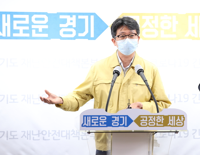 코로나19 긴급대책단 정례브리핑 을 하는 임승관 경기도 코로나19 긴급대책단 공동단장 ⓒ뉴스라이트