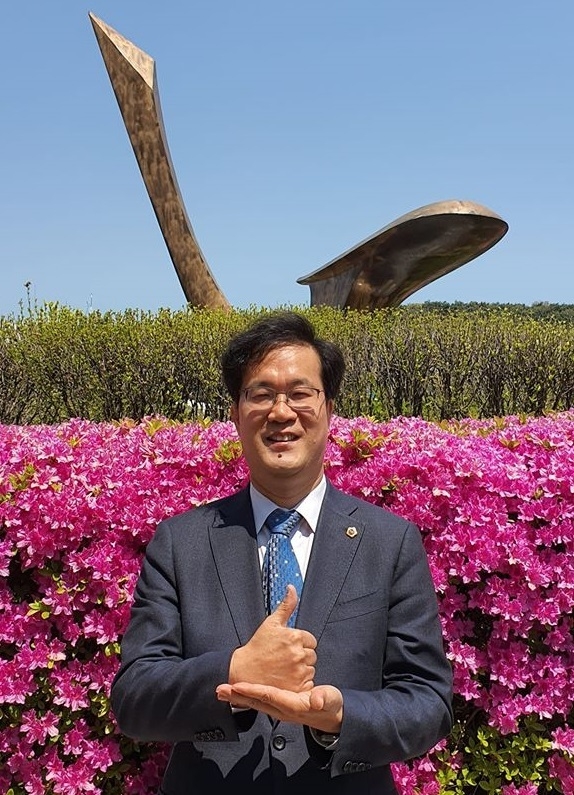 경기도의회 김현삼 의원, 코로나19 의료진 응원 ‘덕분에 챌리지’ 동참(김현삼 의원 페이스북 발췌) ⓒ뉴스라이트