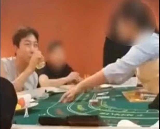 유튜브 '김용호 연예부장'에서 공개한 탁재훈의 해외 도박 사진 캡처 ⓒ뉴스라이트