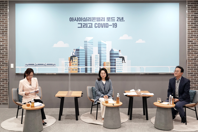 은수미 성남시장이 아시아실리콘밸리 성남이 나아갈 길에 대해 대담을 하고 있는 모습 ⓒ뉴스라이트