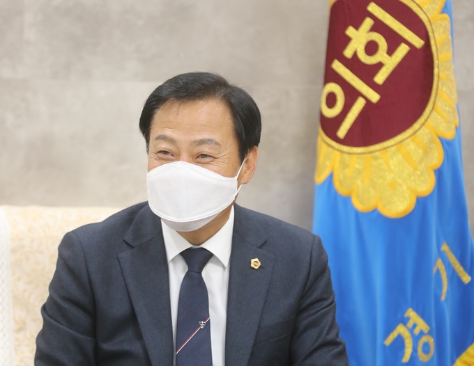 "수원시장에 출마할 후보로 거론되는 것 자체가 고마운 일이다"라며 미소짓는 장현국 의장 ⓒ뉴스라이트