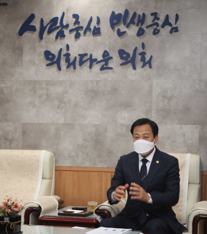 22일 오후 장현국 경기도의회 의장(더불어민주당, 수원7)이 홍재언론인협회(뉴스피크, 뉴스라이트, 경기중앙신문, 경기eTV뉴스, 일자리뉴스 뉴스잡, 뉴스타워, 머니S, 뉴스인오늘)와 만났다. ⓒ뉴스라이트