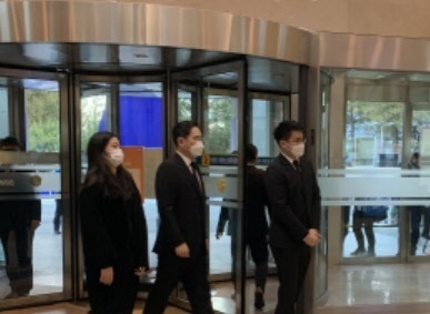 25일 이재용 부회장이 자녀와 함께 이건희 회장의 빈소가 마련된 서울 강남구 삼성서울병원로 들어가는 모습 ⓒ뉴스라이트
