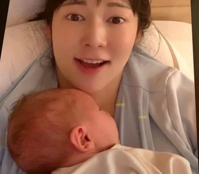 일본에서 정자를 기증받아 아들을 출산한 사유리 (출처:사유리 인스타그램) ⓒ뉴스라이트