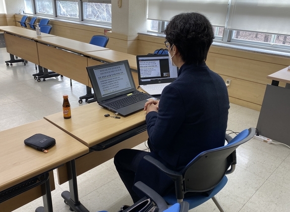 김석 ㈜직거래 대표가 온라인 교육을 진행하고 있는 모습 ⓒ뉴스라이트