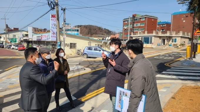 '타운워칭사업'을 위해 통학로를 살피는 학부모와 학교 관계자들 ⓒ뉴스라이트
