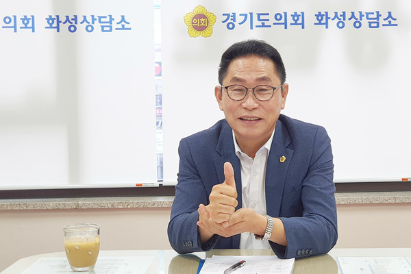 ‘덕분에 챌리지’ 자세를 취하는 경기도의회 오진택 의원 ⓒ뉴스라이트