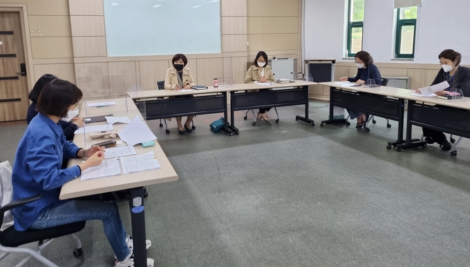 28일 수원시청소년문화센터에서 열린 ‘고위기 청소년 지원을 위한 통합 사례회의’ ⓒ뉴스라이트