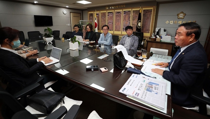 홍재언론인협회 회원사와 인터뷰에 응하는 이재식 수원특례시의회 부의장 모습 ⓒ뉴스라이트