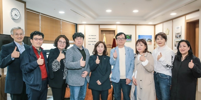 홍재언론인협회 회원사 기자들과 함께한 김경희 화성시의회 의장 ⓒ뉴스라이트