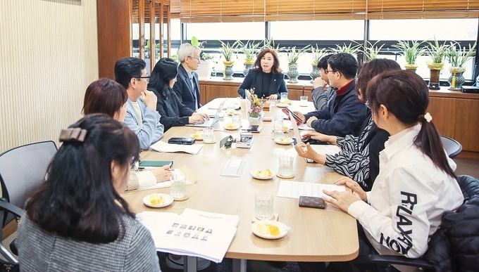 홍제언론인협회 회원사 기자들이 23일 오후 김경희 의장을 만나 인터뷰를 하고 있다. ⓒ뉴스라이트