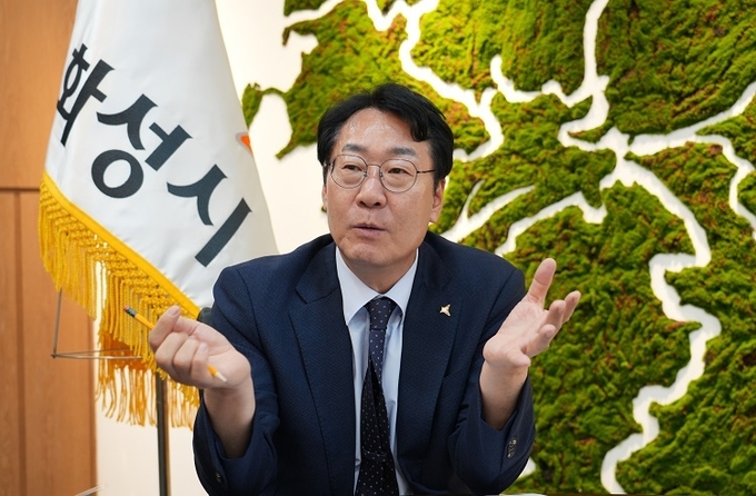 6월18일 정명근 화성 시장이 홍재언론인협회 회원들과 만나 화성시의 발전계획과 성과에 대해 설명하고 있는 모습. ⓒ뉴스라이트